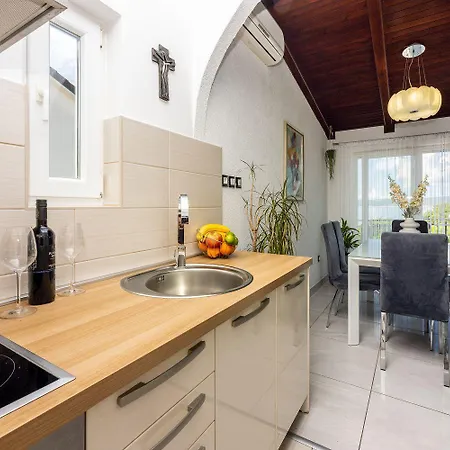 Modernes In Traumlage Nur 70 Meter Zum Mit Parkplatz, Meerblick, Hundefreundlich * Selce